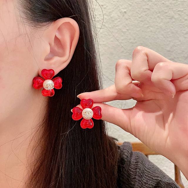 Chanel香奈儿 中古 双C耳钉小香家的款式真心无需多介绍每一款都超好看，精致大方，非常显气质