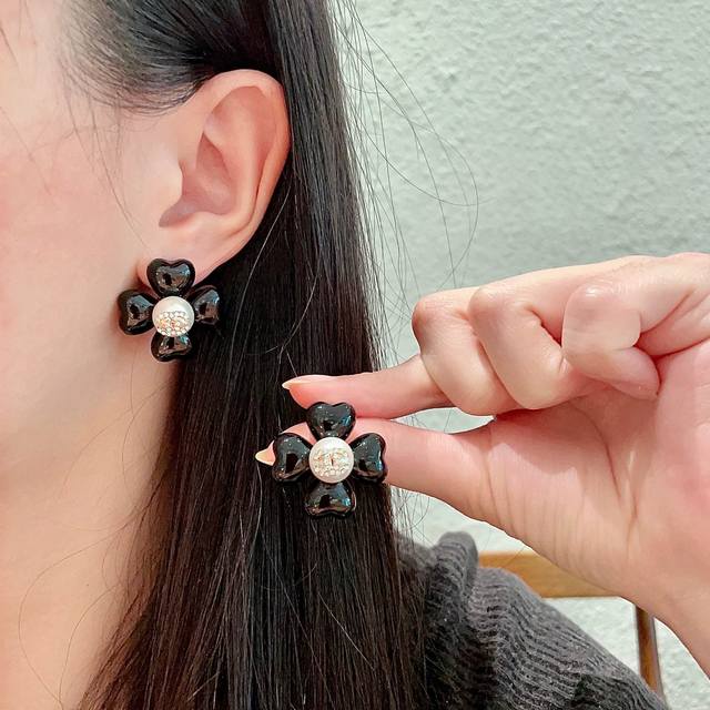 Chanel香奈儿 中古 双C耳钉小香家的款式真心无需多介绍每一款都超好看，精致大方，非常显气质