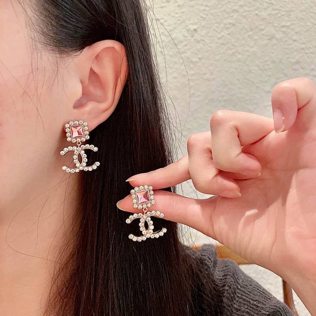 Chanel香奈儿 中古 双C耳钉小香家的款式真心无需多介绍每一款都超好看，精致大方，非常显气质