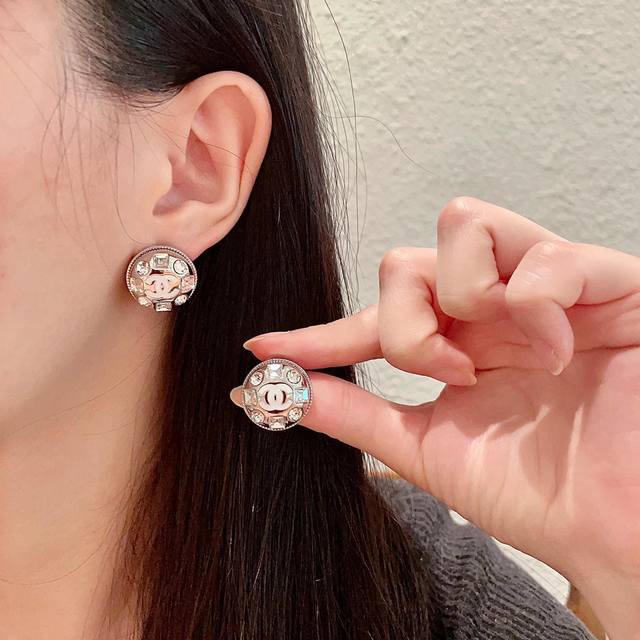Chanel香奈儿 中古 双C耳钉小香家的款式真心无需多介绍每一款都超好看，精致大方，非常显气质