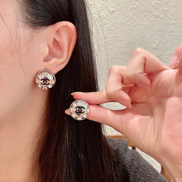 Chanel香奈儿 中古 双C耳钉小香家的款式真心无需多介绍每一款都超好看，精致大方，非常显气质