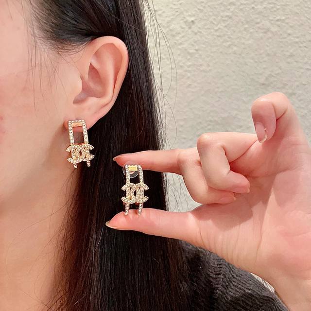 Chanel香奈儿 中古 双C耳钉小香家的款式真心无需多介绍每一款都超好看，精致大方，非常显气质