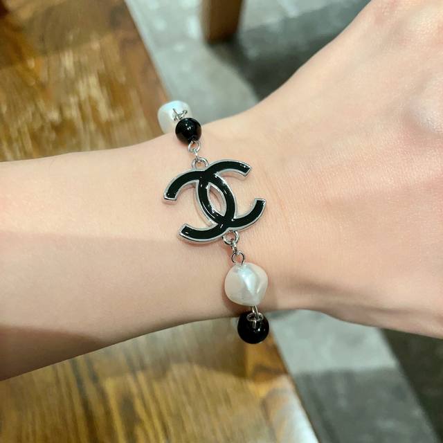 Chanel香奈儿 中古 字母手链小香家的款式真心无需多介绍每一款都超好看，精致大方，非常显气质