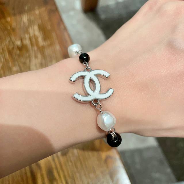 Chanel香奈儿 中古 字母手链小香家的款式真心无需多介绍每一款都超好看，精致大方，非常显气质