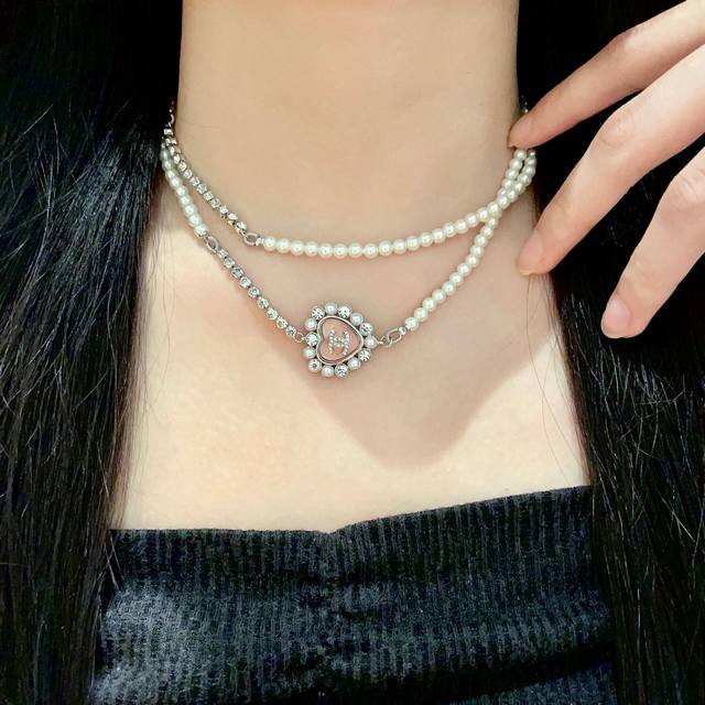 Chanel香奈儿 中古 字母项链小香家的款式真心无需多介绍每一款都超好看，精致大方，非常显气质.