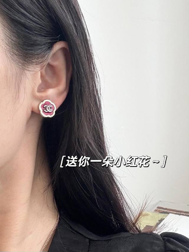 我们出品 Zp5850，量大咨询客Fu 必入爆款！ Ch Nel山茶花滴油双C耳钉 25A高级手工坊系列非常重工，我们一致致Z批，黄铜材质，每个字母的棱棱角角跟