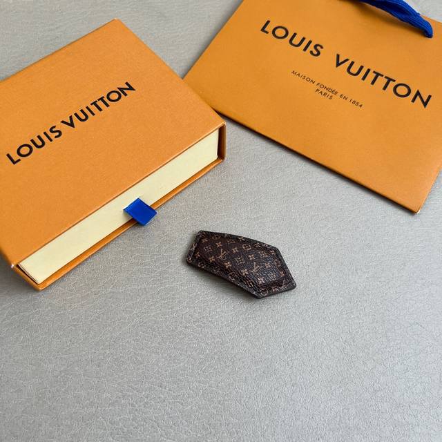 单只新款Lv 发夹Louis Vuitton 路易威登专柜一致材质 火爆款出货 设计独特 复古前卫 男神、美女必备。