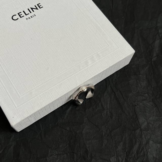 Celine赛琳 戒指 Celine一直是简约时尚界的标杆大胆的设计 百看不厌搭配起来更Fashion