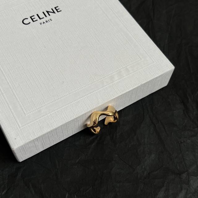 Celine赛琳 戒指 Celine一直是简约时尚界的标杆大胆的设计 百看不厌搭配起来更Fashion