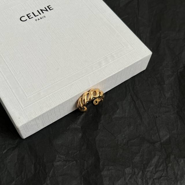 Celine赛琳 戒指 Celine一直是简约时尚界的标杆大胆的设计 百看不厌搭配起来更Fashion