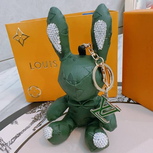 新品发布Lv钥匙扣 Lv包包扣 最新款包包挂饰档次更高明星同款Anger Forest系列经典款联名设计理念钥匙扣系列 细节对版做旧处理 非市面亮面版型 这款一