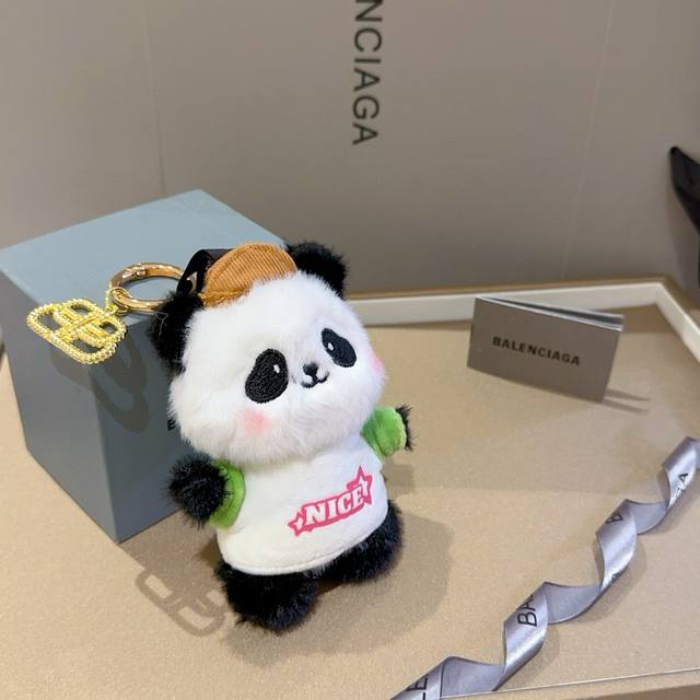 新品发布 巴黎世家包包挂饰钥匙扣 巴黎世家钥匙扣 最新款包包挂饰档次更高明星同款 经典款联名设计理念钥匙扣系列 细节对版做旧处理 非市面亮面版型 这款一直在出