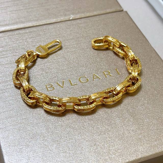 宝格丽手链V金材质 Bvlgari宝格丽 Divas‘ Dream 系列 品相完美，细节无敌，那种独特的色泽完全无可挑剔，再缀以经典指环外形设计，简约之余却又优