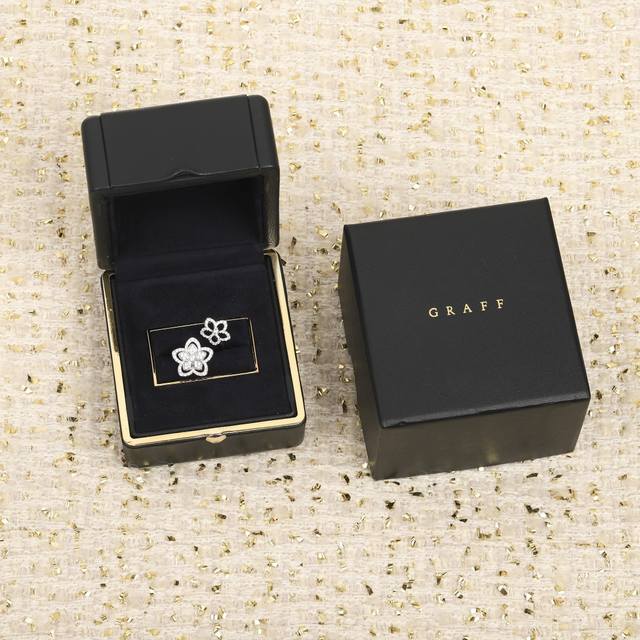 我们出品 两花戒指，可订做18K真金真钻版，只做对版真金货，价询客Fu，批K市面各种金货 Wild Flower钻石花朵轻盈优雅地盛放，洋溢生命力。每片花瓣也悉