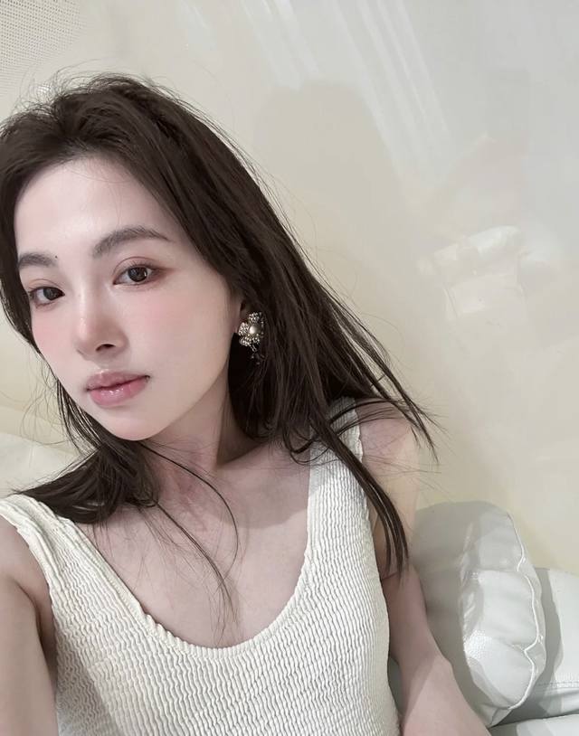 高品质 细节如图 香花朵吊双C耳钉 代购购入Z 6680，春夏最新款绝美花朵耳钉！太太太美啦！夏天搭配小裙子太绝太仙啦一致Z批黄铜材质，颗颗施华洛水晶点缀，Bl
