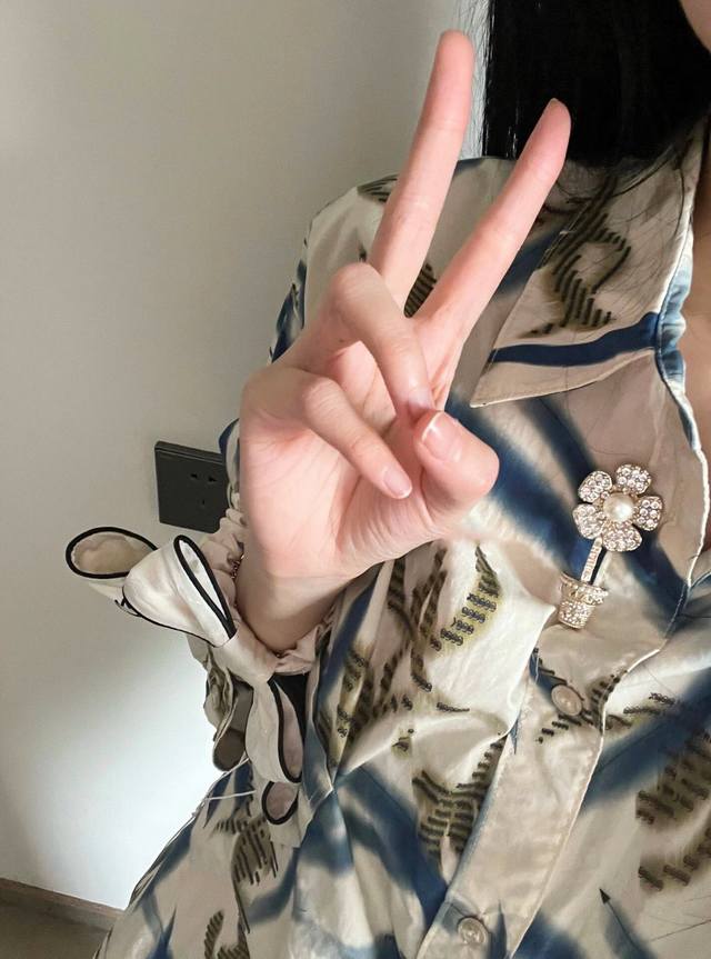 高品质 细节如图 香花朵盆栽胸针 Z 5300，绝美花朵胸针！太太太美啦！搭配小裙子太绝太仙啦 一致Z批黄铜材质，颗颗施华洛水晶点缀，Blingbling 背面