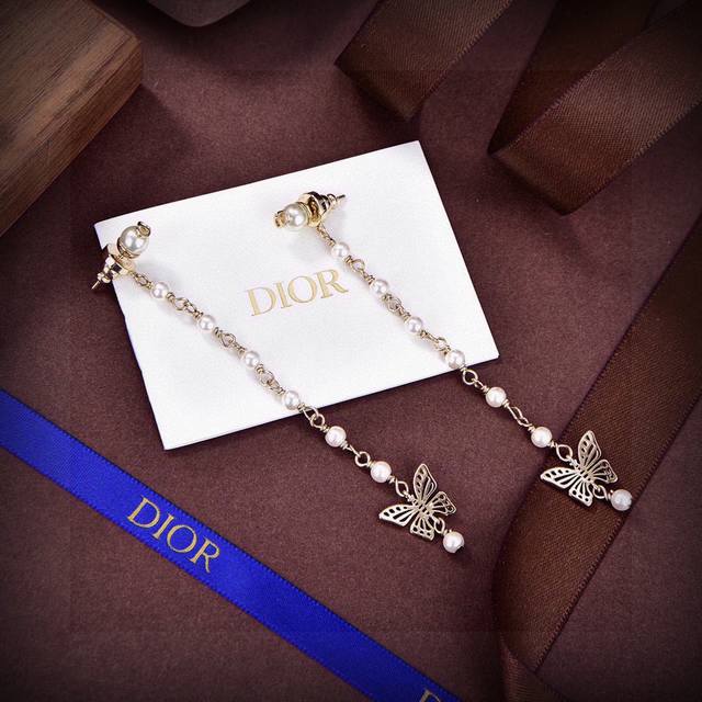 迪奥 新款一线大牌都爱的Dior 迪奥 新品字母Cd耳环 金属质感逆袭版字母潮范儿抢风头 完全胜任现代年轻人街拍、度假时尚搭成为夏日最炙手的时髦单品...