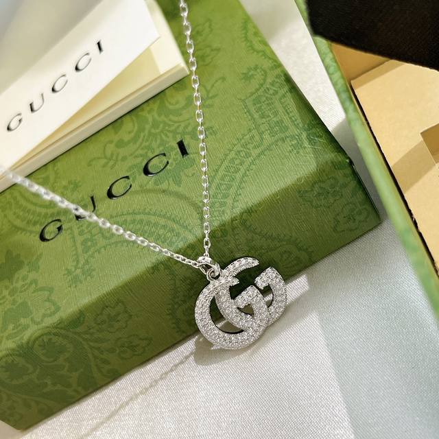 Gucci的逆袭之年 Gucci经典标志 双G 满钻 项链 完美细节Vip推荐 值得入手五星好评 精工中的战斗鸡 低调奢华 铂金色 项链