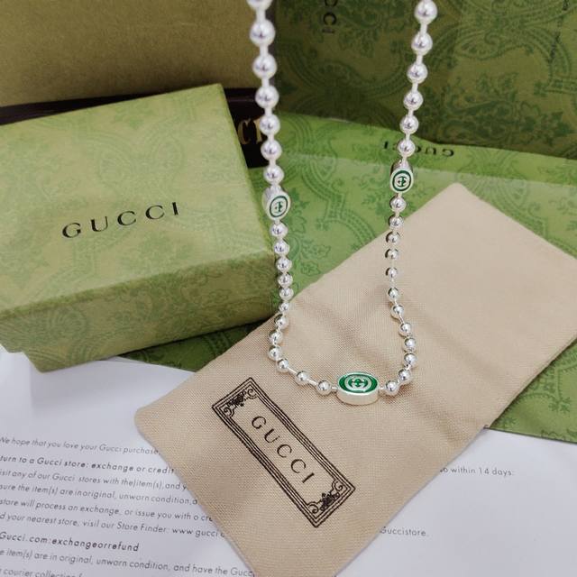 Gucci这款 爱的进行曲 全新时装系列焕新演绎经典项链 彰显都市美学 绿色珐琅互扣式双G椭圆形标签为这款珠链式注入魅力互扣式锁扣 尺寸：60Cm