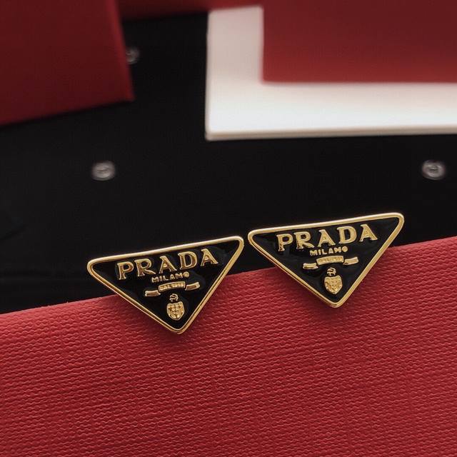 编号Ped0035 Prad*最新款三角形黑色滴油耳钉 一致Zp黄铜材质