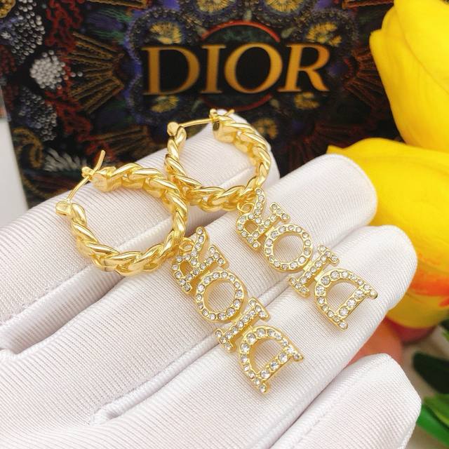 编号Ded0359 迪奥 原单新品 Dior星星 珍珠耳钉耳勾耳环 高端品质，专柜1:1开模，专柜原版同黄铜材质！高级925银针防过敏处理，Cnc精雕刻，细节无