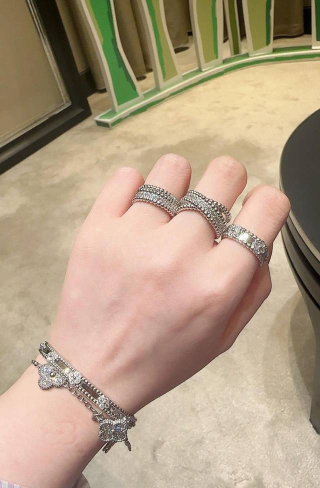 我们出品 批ErléE Diamonds Duo戒指，可订做18K真金真钻版，只做对版真金货，价询客Fu 圆形璀璨钻石沿着批ErléE Diamonds作品的金