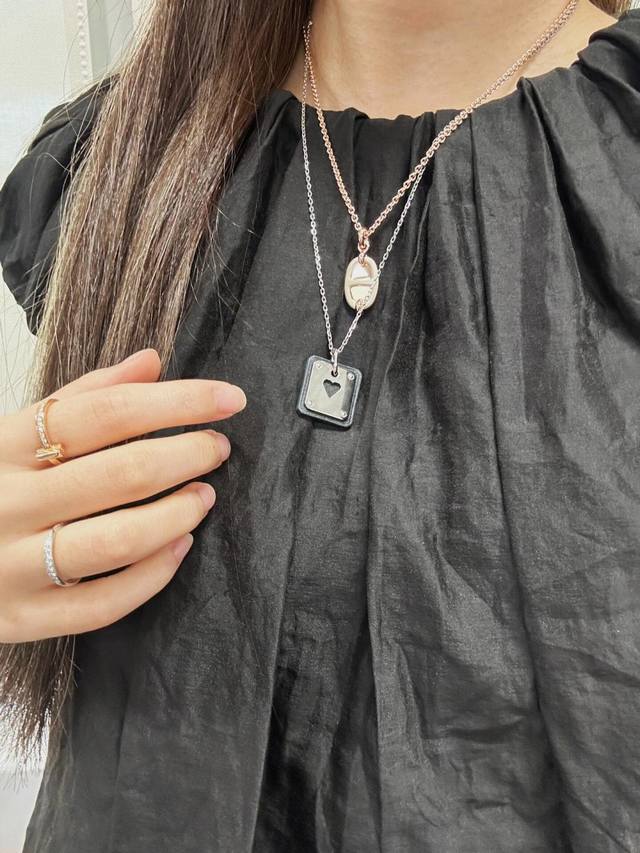 我们出品 猪鼻子项链 Zp7280， 可订做18K真金真钻版，只做对版真金货，价询客Fu 猪鼻子滴油项链 925纯银材质电镀厚金 这条项链算是最近的惊喜之一，小