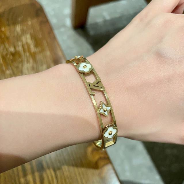 新品 原单货 Lv字母镂空手镯Louis Vuitton 路易威登 专柜一致材质 火爆款出货 设计独特 复古前卫。手镯14K精工保色版 从上市以来一直深受Mm喜