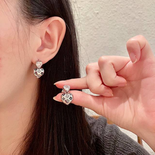 Lv 路易威登 2025年早春新品耳钉 经典老花耳环 超精工Cnc工艺技术 上身美美哒 特别适合夏日搭配T恤 低调奢华有内涵 采用进口黄铜材质电镀古金 不褪色不