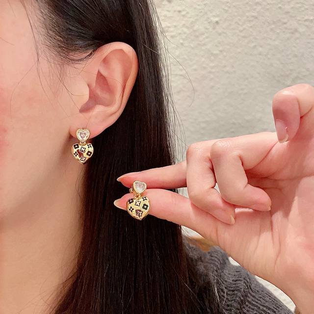 Lv 路易威登 2025年早春新品耳钉 经典老花耳环 超精工Cnc工艺技术 上身美美哒 特别适合夏日搭配T恤 低调奢华有内涵 采用进口黄铜材质电镀古金 不褪色不