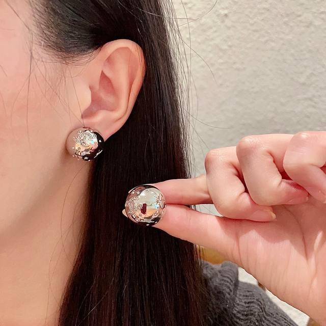 Chanel香奈儿 中古 耳钉小香家的款式真心无需多介绍每一款都超好看，精致大方，非常显气质.