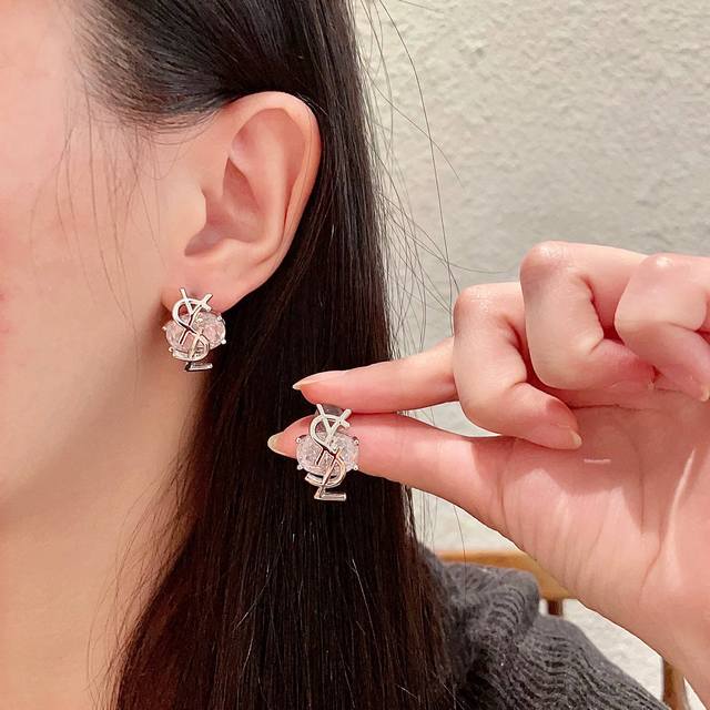新款 Ysl圣罗兰耳钉 美丽永远敌不过经典 黄金时期的香奈就是最经典．也是最有味道的 女人独立优雅魅力知性复古奢华不繁复 Ysl经典百搭 简约不简单！925银针