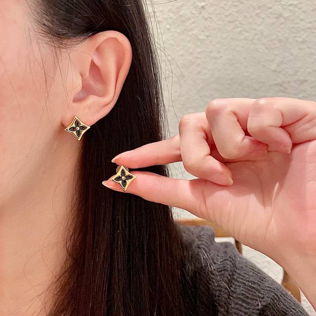 Lv 路易威登 2025年早春新品耳钉 经典老花耳环 超精工Cnc工艺技术 上身美美哒 特别适合夏日搭配T恤 低调奢华有内涵 采用进口黄铜材质电镀古金 不褪色不