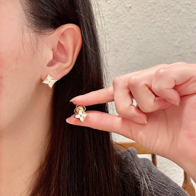 Lv 路易威登 2025年早春新品耳钉 经典老花耳环 超精工Cnc工艺技术 上身美美哒 特别适合夏日搭配T恤 低调奢华有内涵 采用进口黄铜材质电镀古金 不褪色不