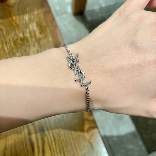 新款Ysl 圣罗兰手链原装黄铜材质 Yves Saint Laurent 创立于1961年 优雅抽象大胆别致的设计风格使它成为奢华时尚界著名的品牌之一。引领精致