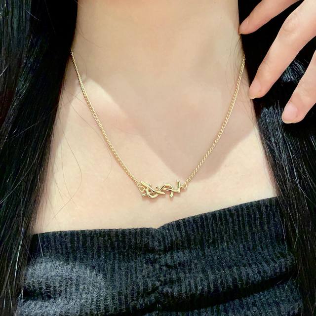 新款Ysl 圣罗兰项链原装黄铜材质 Yves Saint Laurent 创立于1961年 优雅抽象大胆别致的设计风格使它成为奢华时尚界著名的品牌之一。引领精致