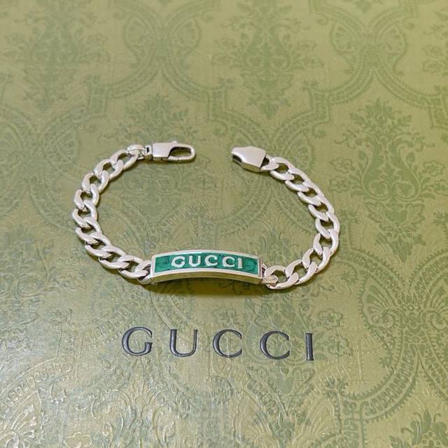 2025最新出炉 Gucci古驰手链最新款的经典款 精致无论款式 质感 都是绝对的顶尖Feel 只要看一眼就懂了 原版Logo 超 Nice 搭配衣服最佳的选择