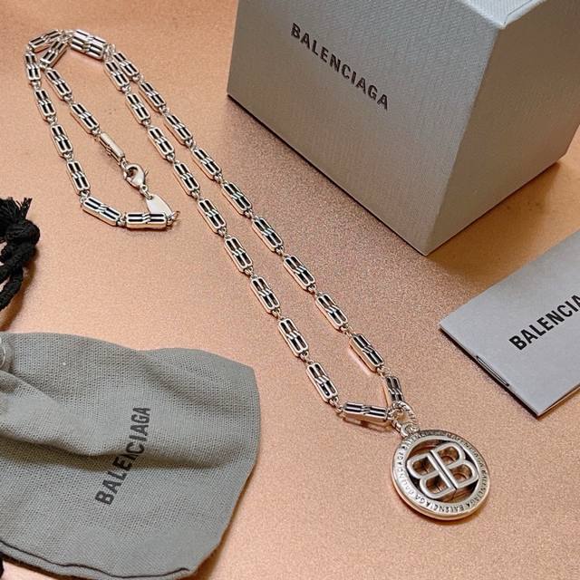 原单货新品 巴黎世家项链 Balenciaga 新款项链专柜一致 细节做工精细 每个细节流程到位 设计工艺精细 火爆款出货 设计独特 复古风格 巴黎世家项链