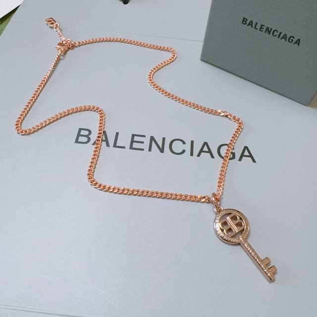 原单货新品 巴黎世家项链 Balenciaga 新款项链专柜一致 细节做工精细 每个细节流程到位 设计工艺精细 火爆款出货 设计独特 复古风格 巴黎世家项链