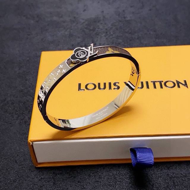 新品 原单货 Lv手镯Louis Vuitton 路易威登 专柜一致材质 火爆款出货 设计独特 复古前卫。手镯14K精工保色版 从上市以来一直深受Mm喜爱每一种