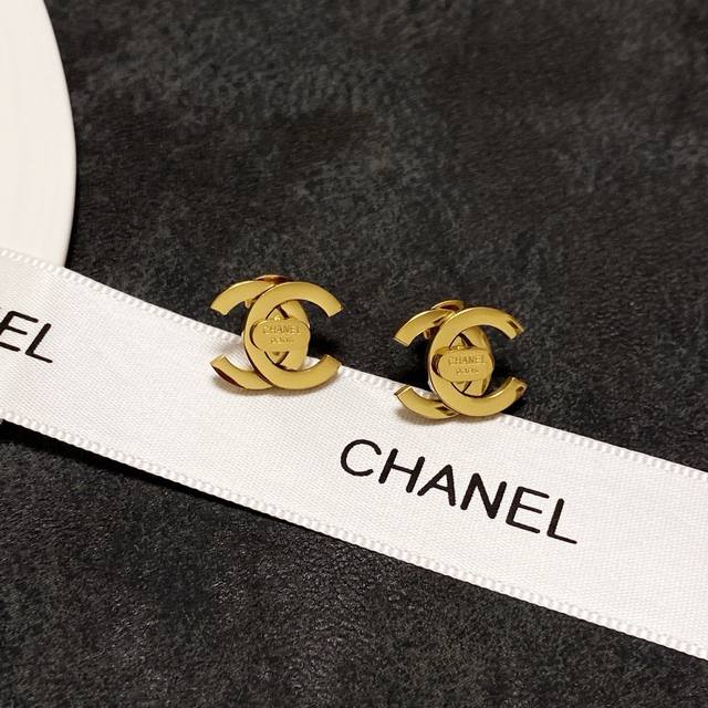 小香Chanel新款中古亮面耳钉耳环 每一个细节做工非常精细 这款设计非常美轮美奂这款真的超级美超级仙 精致小姐姐必备