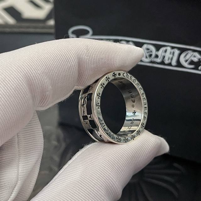 专柜品质 Chrome Hearts克罗心 经典复古十字花戒指 凹凸造型不同的花纹设计风格呈现出与众不同 十字架童军花是克罗心的标志 所以更经久不衰 正品打版C