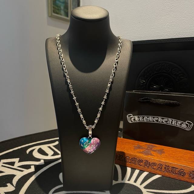新款 专柜品质 Chrome Hearts克罗心经典复古项链 紫色心型吊坠 凹凸造型不同的花纹设计风格 呈现出与众不同 十字架 童军花是克罗心的志 所以更经久不
