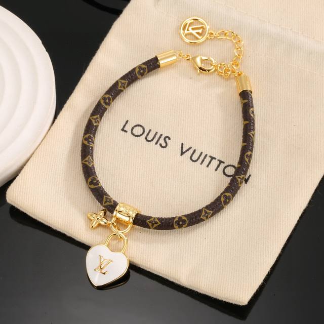 男女可戴 Lv Circle 可逆手绳以标志性的单字帆布和金色金属树干螺柱为特征，向路易威登的历史致敬。光滑精致的小牛皮，以及金属扣，创造了一个抛光的外观。