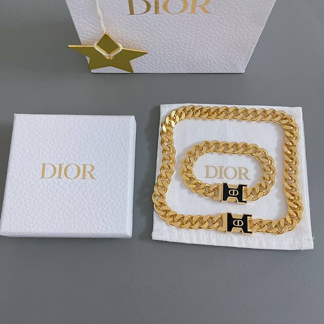 项链 手链 我们出品 D黑扣粗金链项圈 手链 项圈Z 7500，手链Z 5600，无性别风风靡全球，非常重磅，特别强调一下，为什么说特别重磅呢，因为你们所看到的