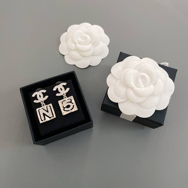 我们出品 香N5耳环 Z 4200，非常时髦精致的一款，经典的双C，浅金色的方块，镂空N+5施华洛水钻的设计，这款N5双面都是带钻的，跟同系列的双C是不同！方块
