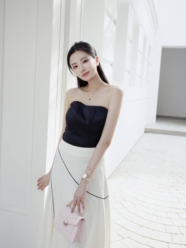 孔雀石、绿松石 红色 ， 白贝 黑色 我们出品 小裙子耳钉，可订做真金真钻，只做对版Z批真金货，批K市面各种金货量大咨询客Fu Divas‘ Dream系列18