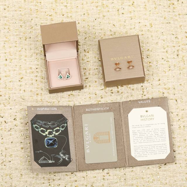 孔雀石 白贝 我们出品 小裙子耳钉，可订做真金真钻，只做对版Z批真金货，批K市面各种金货量大咨询客Fu Divas‘ Dream系列18K玫瑰金耳钉，精妙演绎意