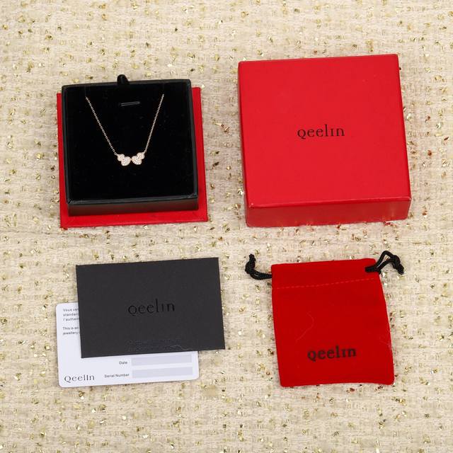 我们出品 双葫芦项链，可订做18K真金真钻版，只做对版真金货，价询客Fu 你的520礼物：采用双葫芦形态 意旨爱需要双向奔赴，好事成双 时尚配搭：精致考究的外观