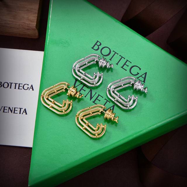 Bottega Venenta 新款Bv耳环 与众不同的设计 个性十足 颠覆你对传统耳环的印象 使其魅力爆灯